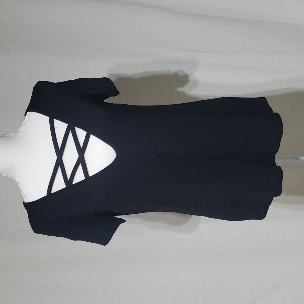 Criss cross chest tee
